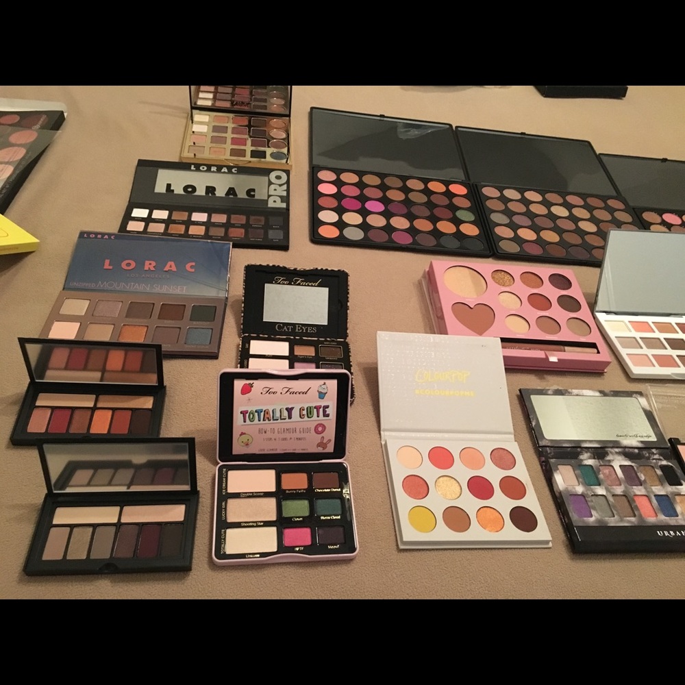 Eyeshadow palettes available, high end ❤️😍💕 NEW